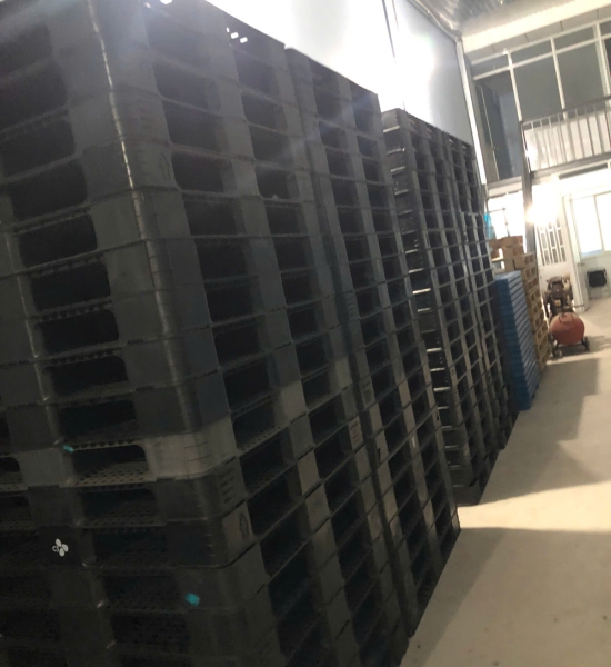 Pallet nhựa đen kích thước 1100 *1100*120 mm