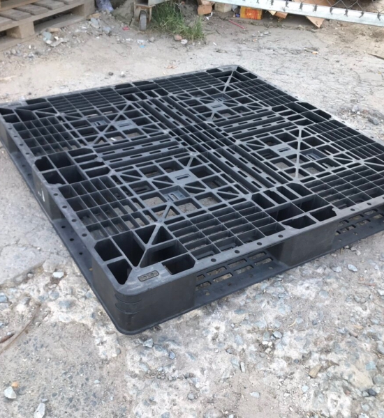Pallet nhựa đen kích thước 1100 *1100*120 mm