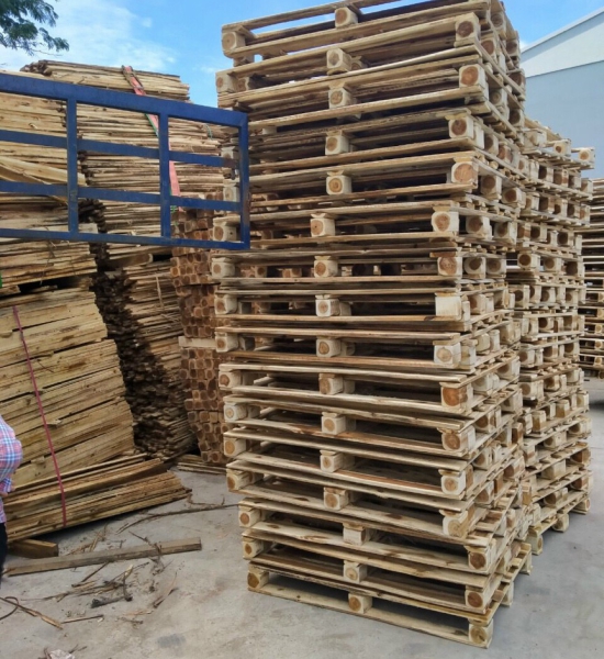 pallet gỗ dĩ an